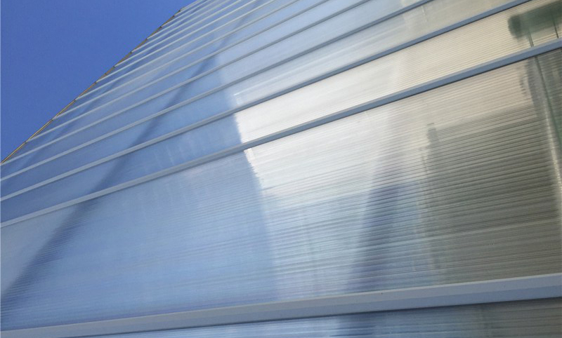 阳光板长期暴晒会不会发黄、变脆？